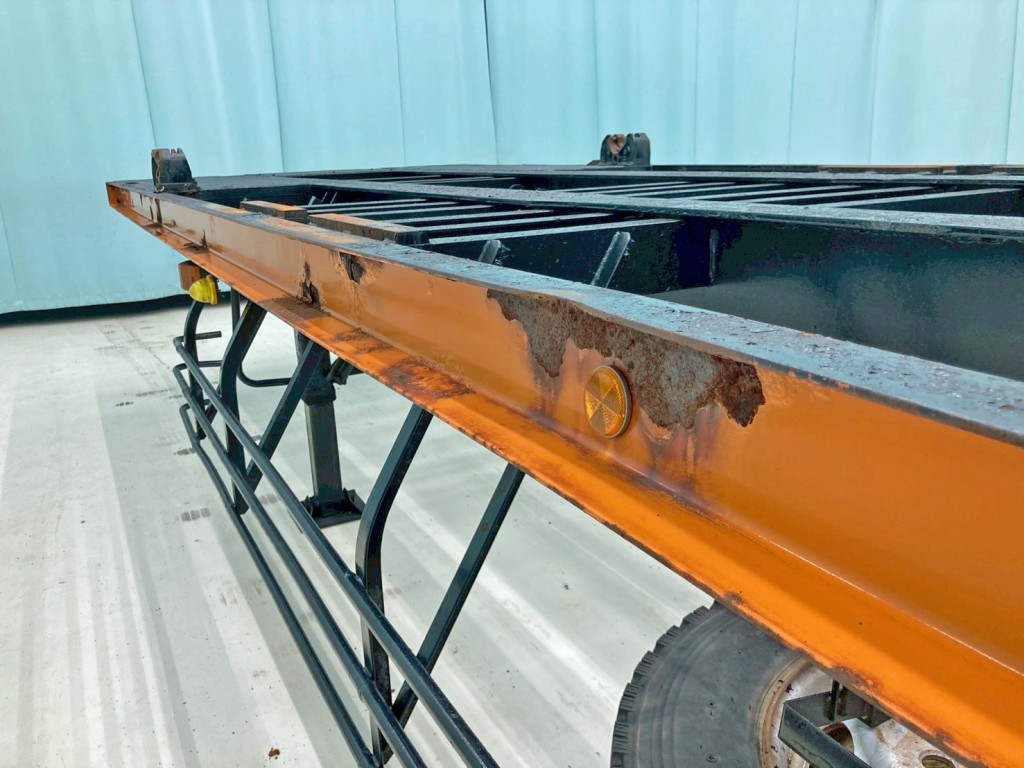 助手席側サイドレール中央部に少々曲がりがあります。|日通 NT2340の写真25