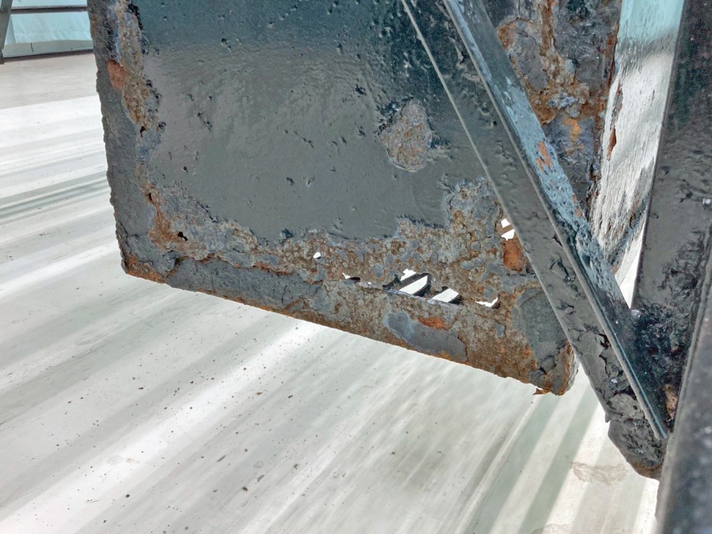 りん木入れ側面に腐食・穴あきがあります。|日通  NT2340の写真29