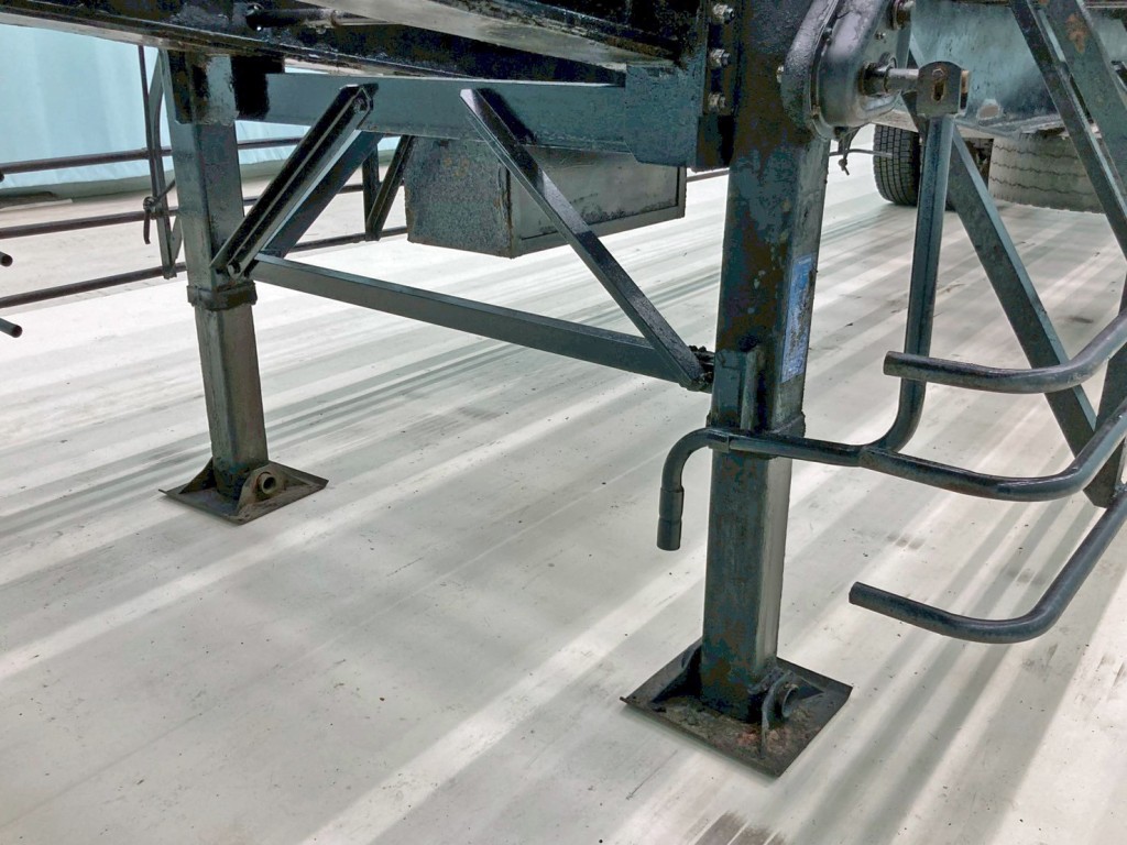 脚は手動式です。|日通 NT2340の写真33