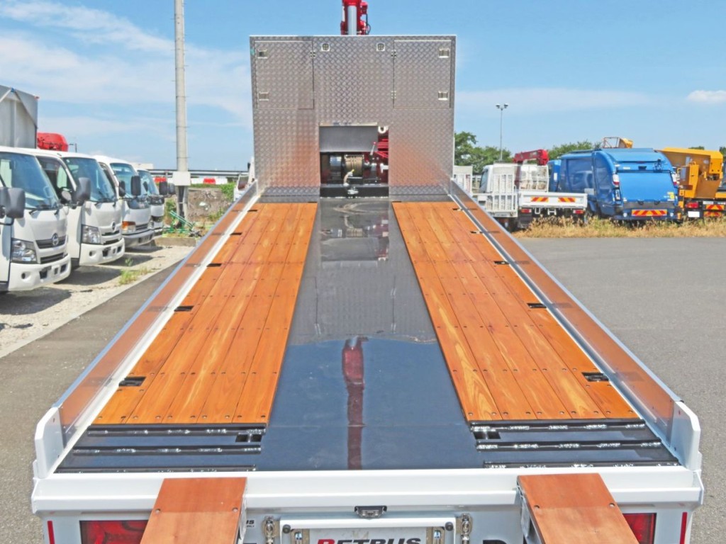 床は左右板張り・中央鉄張りです。（前後も鉄張りになっています）|三菱 スーパーグレート 2PG-FY80VYの写真9