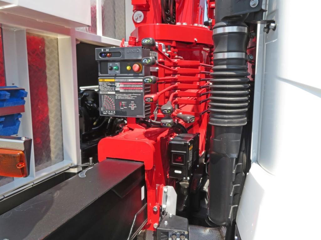 アウトリガーは自動張り出し式です。|三菱 スーパーグレート 2PG-FY80VYの写真14