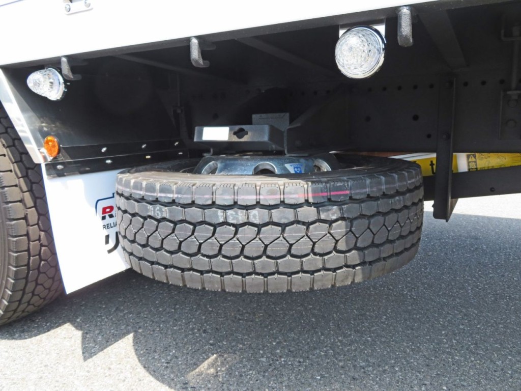 助手席側のスペアタイヤです。|三菱 スーパーグレート 2PG-FY80VYの写真31