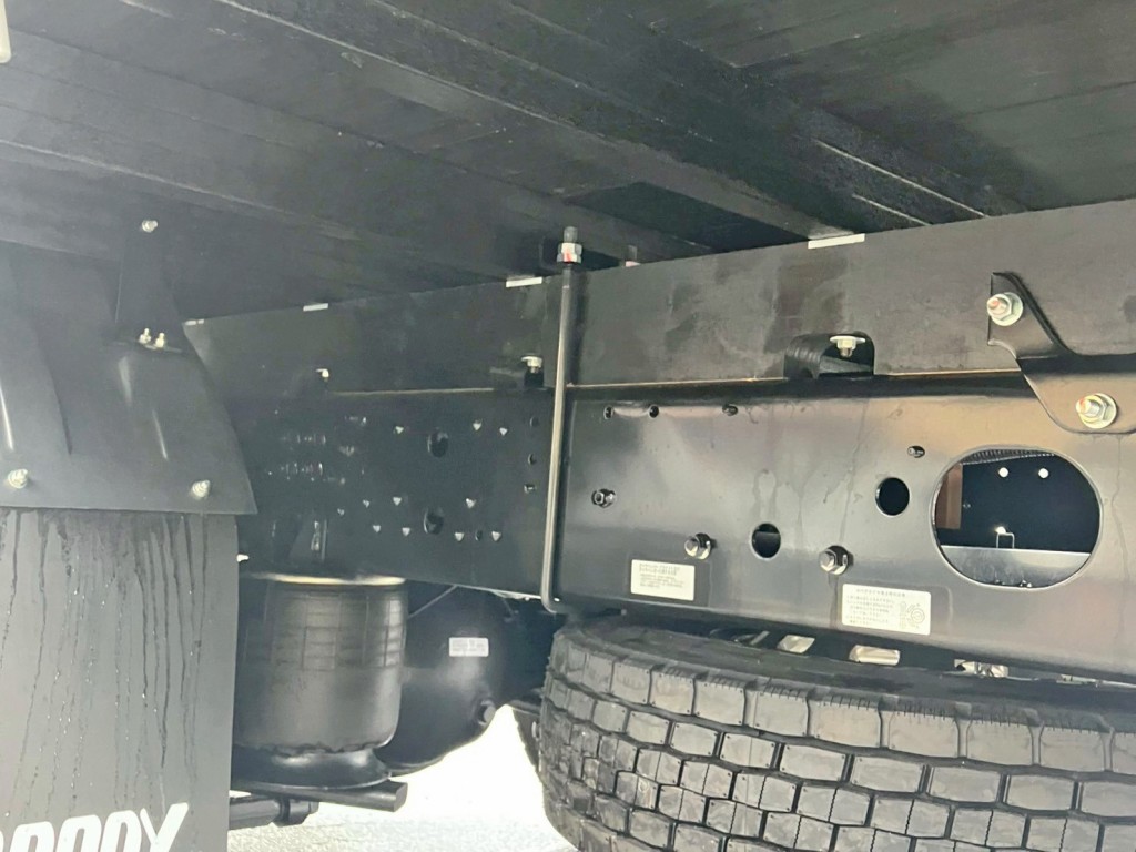 シャーシとネタの状態です。(縦ネタ・横ネタ木製です)|三菱 ファイター 2KG-FK65F(2WD)の写真6