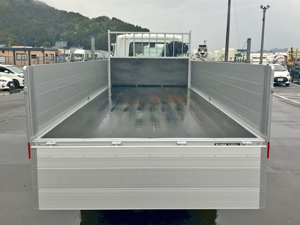 床は板張りです。|三菱 ファイター 2KG-FK65F(2WD)の写真9