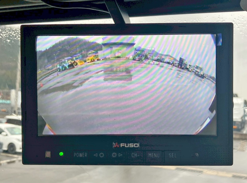 液晶バックモニター付きです。|三菱 ファイター 2KG-FK65F(2WD)の写真15