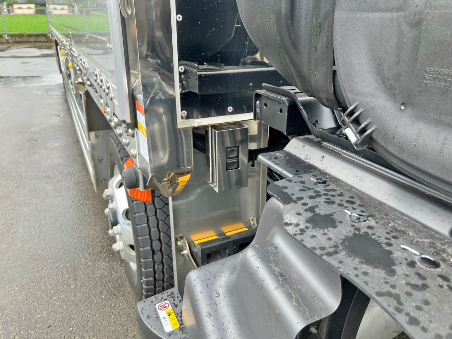 ボディ前方左右にウィングの開閉スイッチが付いています。（運転席側）|日野 プロフィア 2DG-FW1AHCの写真17