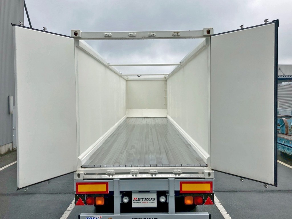 リヤドアは観音開き式です。リヤドアの内側はステン2㎜を張っており強度もあります。|トレクス  CTB34004の写真10