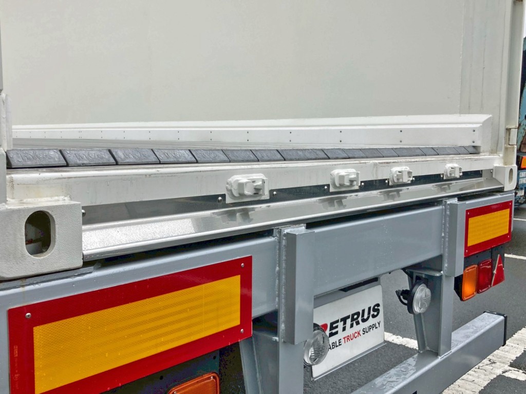 リヤレールにステンレスを斜めに加工して、積み荷が残らず綺麗に落ちる様に設計しています。|トレクス  CTB34004の写真14