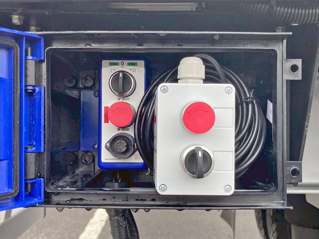 ムービングフロアーの操作スイッチです。|トレクス  CTB34004の写真17