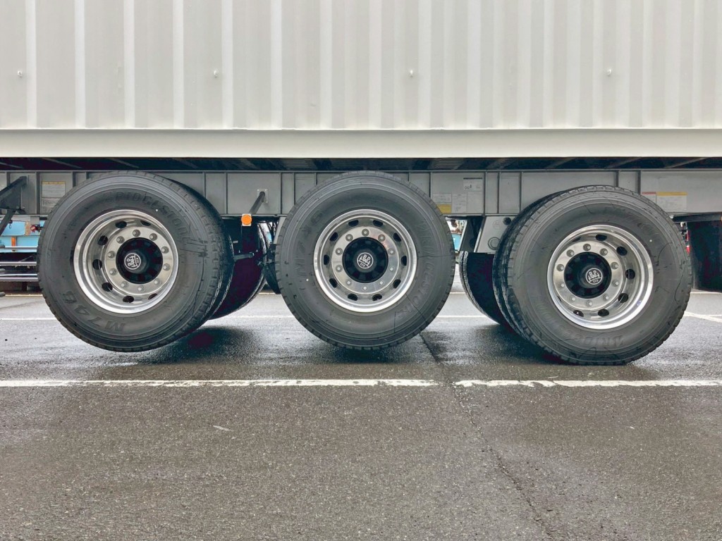 リフトアクスル機能付きです。(前2軸がリフトアップします)|トレクス  CTB34004の写真22