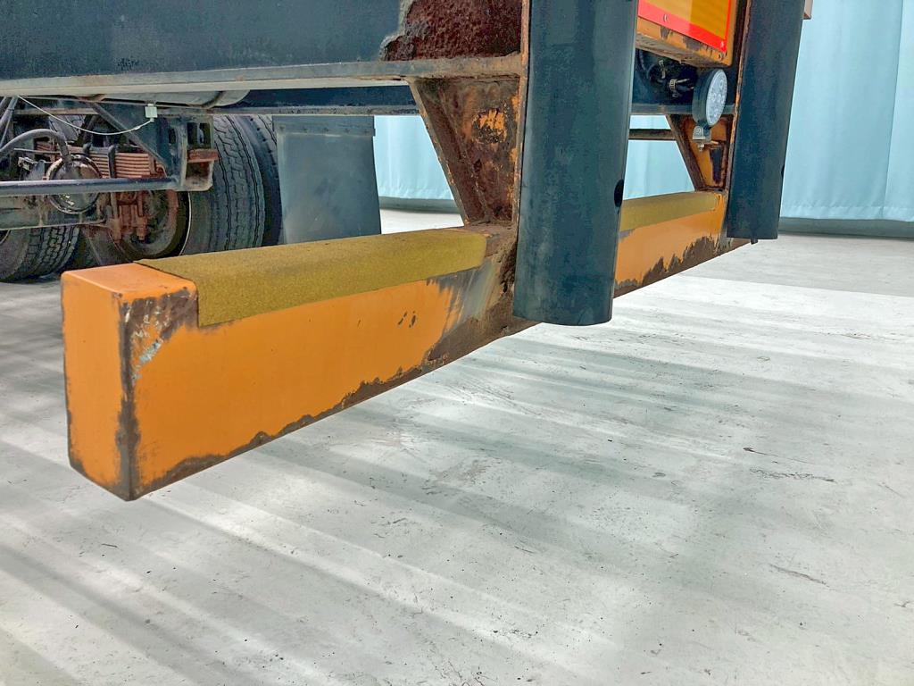 リヤバンパーの助手席側に曲がりがあります。|日通  NT2142Cの写真16