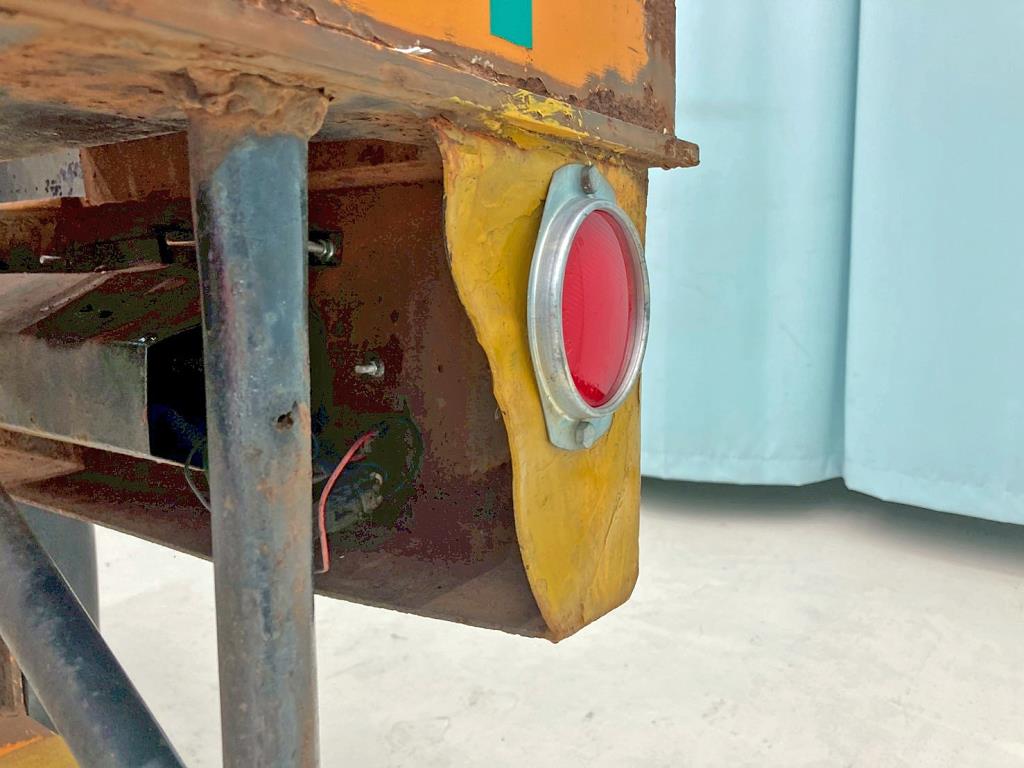 助手席側テールランプの側面に曲がりがあります。|日通  NT2142Cの写真17