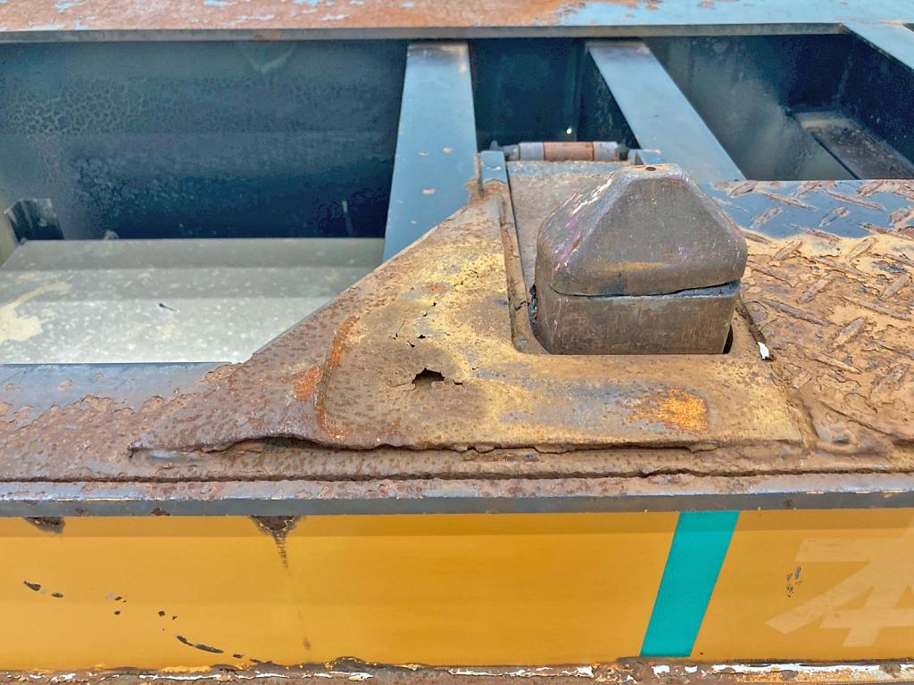 助手席側中央のツイストロック周辺の鉄板にゆがみ・腐食・穴があります。|日通  NT2142Cの写真23