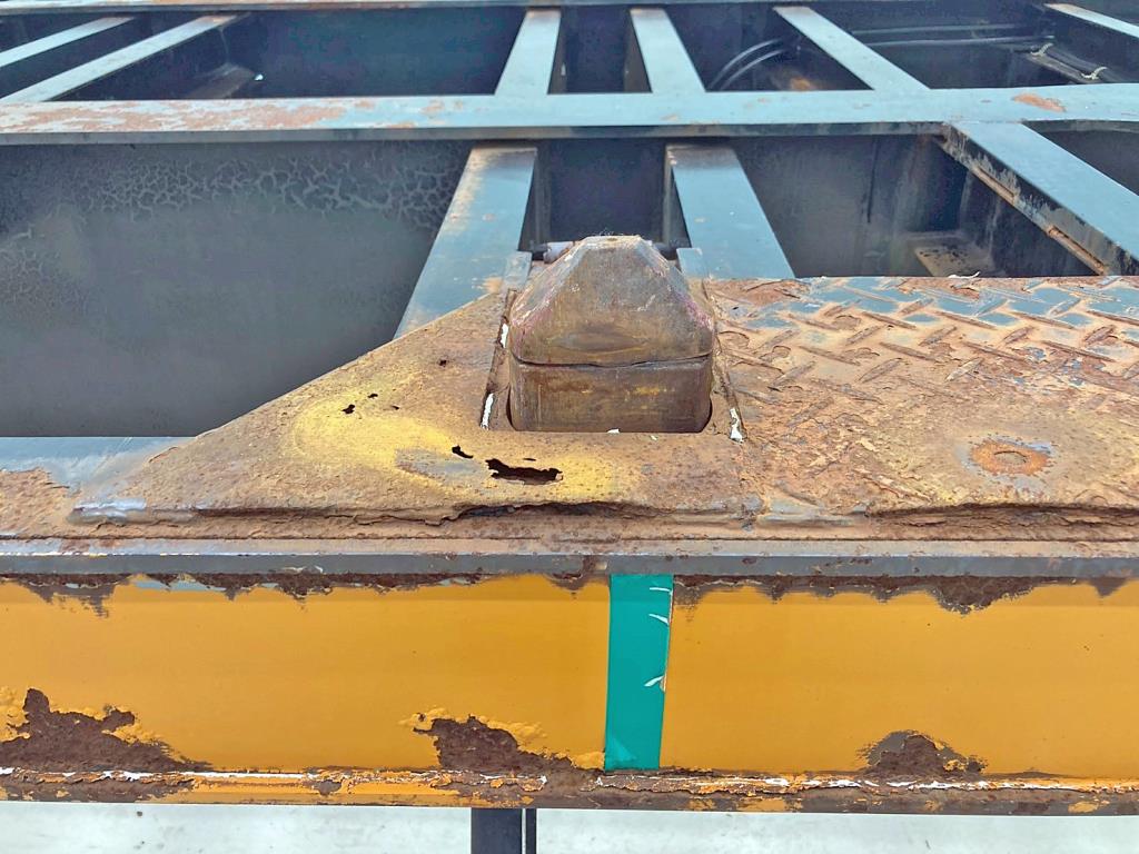 運転席側中央のツイストロック周辺の鉄板にゆがみ・腐食・穴があります。|日通  NT2142Cの写真24