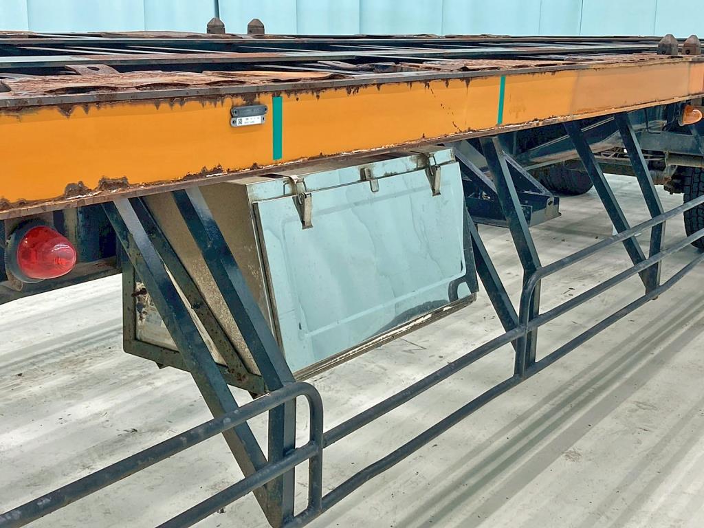 助手席側にステンレス製の工具箱が付いています。|日通  NT2142Cの写真30