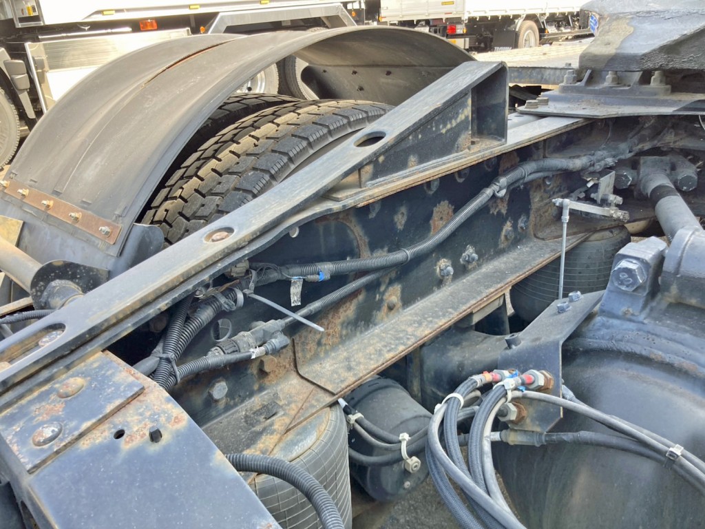左右メインフレーム後方内側にサビがあります。(助手席側)|UDトラックス クオン QKG-GK6XADの写真16