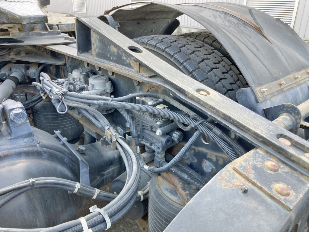 左右メインフレーム後方内側にサビがあります。(運転席側)|UDトラックス クオン QKG-GK6XADの写真18