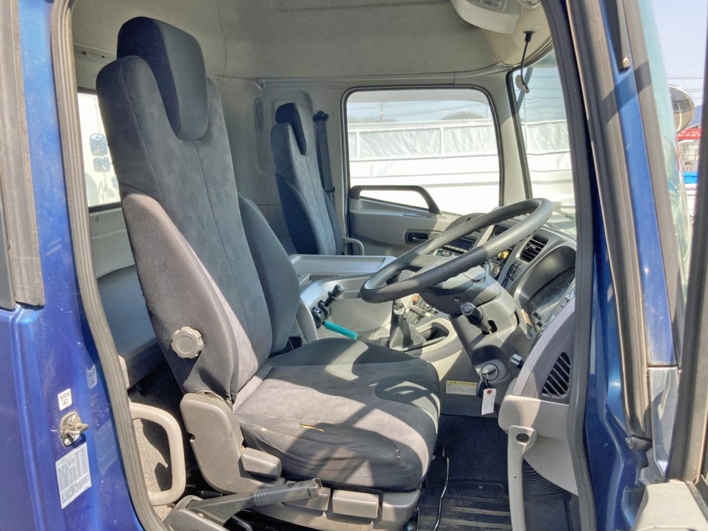 踊場左に工具箱付です|UDトラックス クオン QKG-GK6XADの写真19