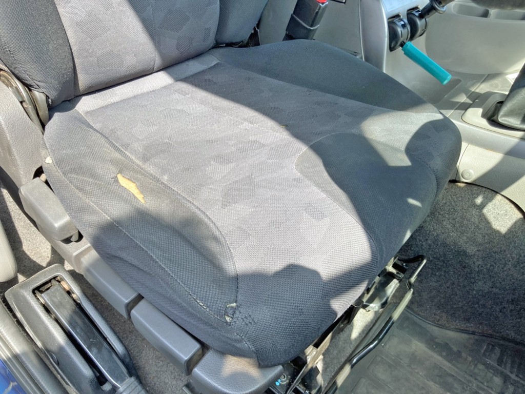 運転席座面にヘタリ・破れがあります。|UDトラックス クオン QKG-GK6XADの写真22