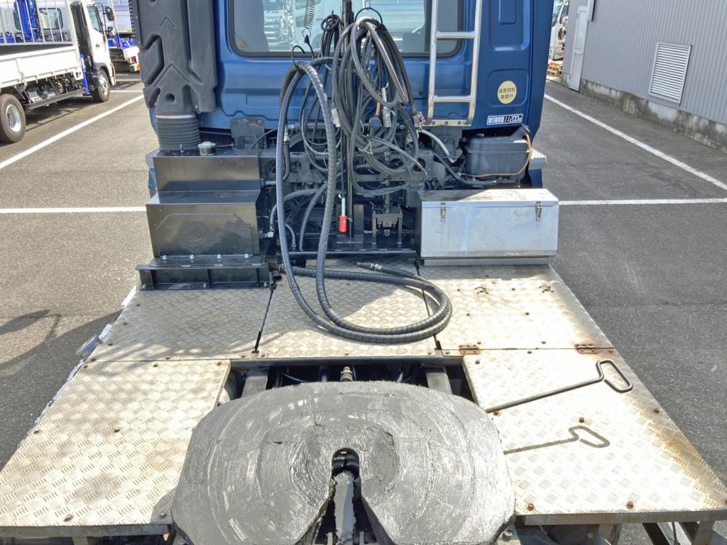 踊り場は縞板アルミです。|UDトラックス クオン QKG-GK6XADの写真24