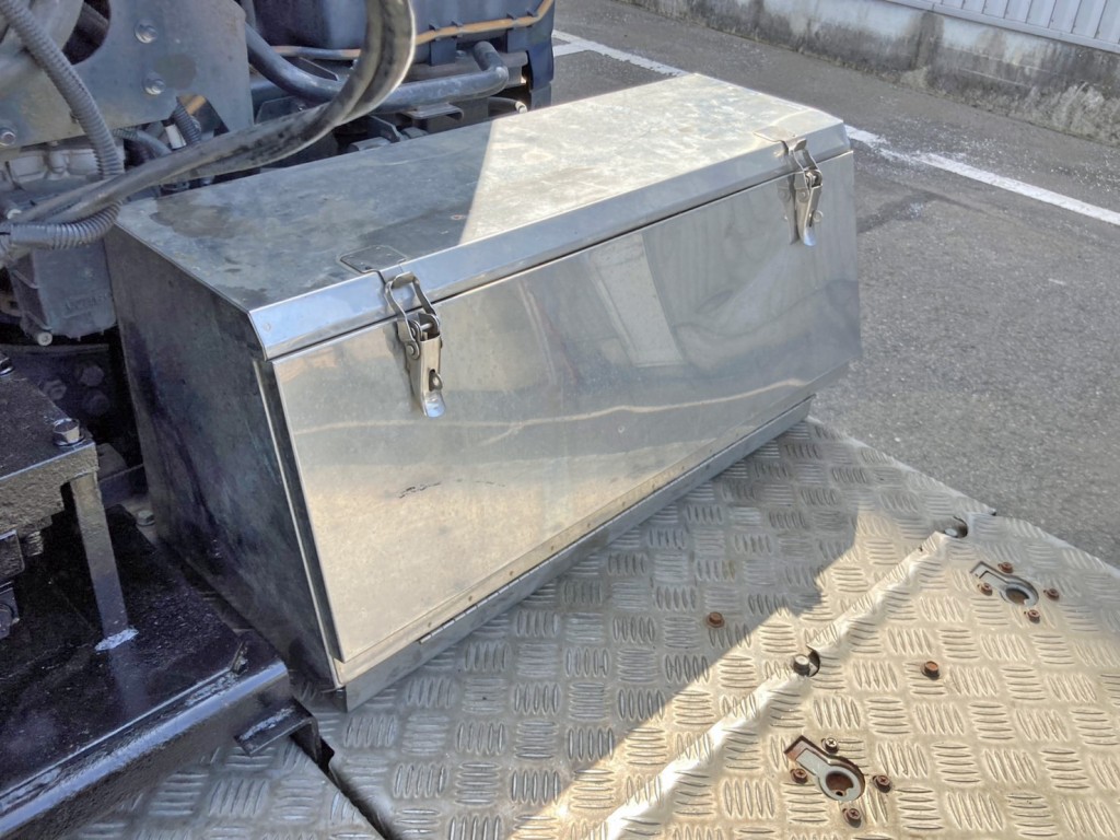 踊り場前方運転席側にステンレス製の工具箱が付いています。|UDトラックス クオン QKG-GK6XADの写真26
