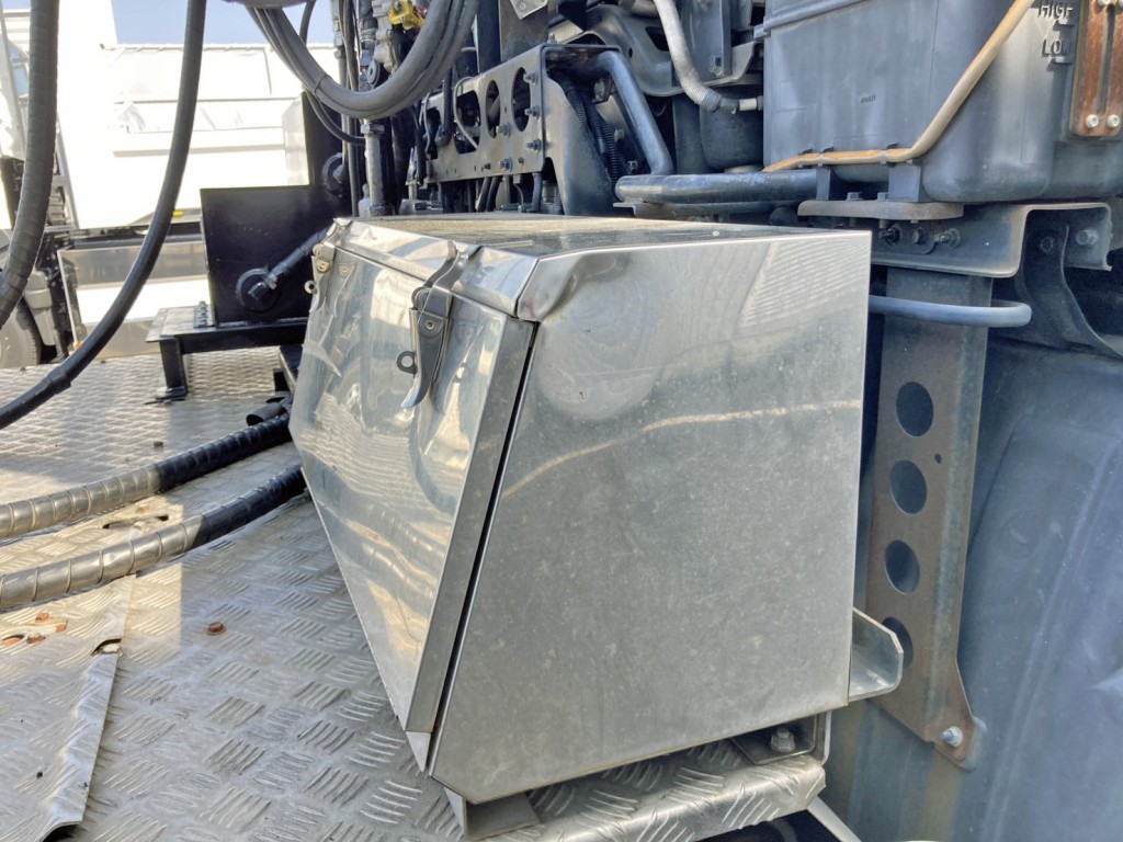 工具箱角にヘコミがあります。|UDトラックス クオン QKG-GK6XADの写真28