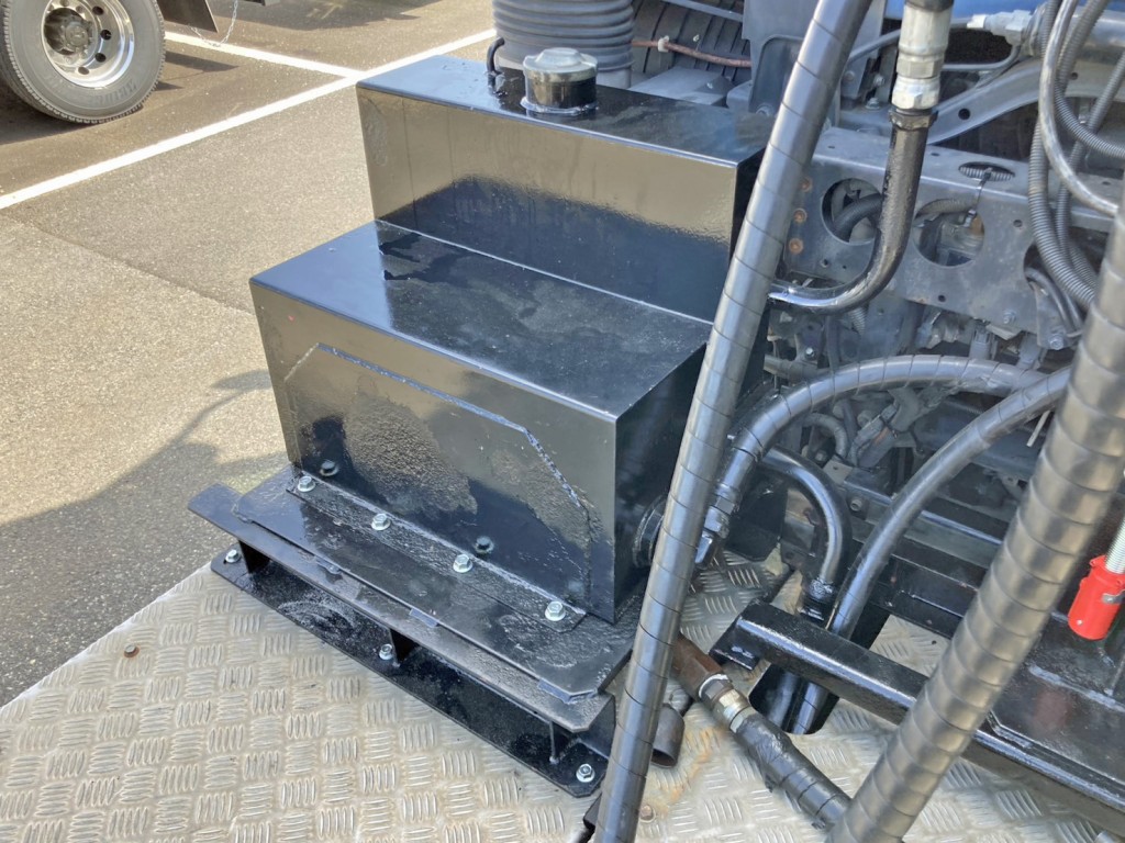 踊り場前方助手席側に作動油タンクが付いています。|UDトラックス クオン QKG-GK6XADの写真32