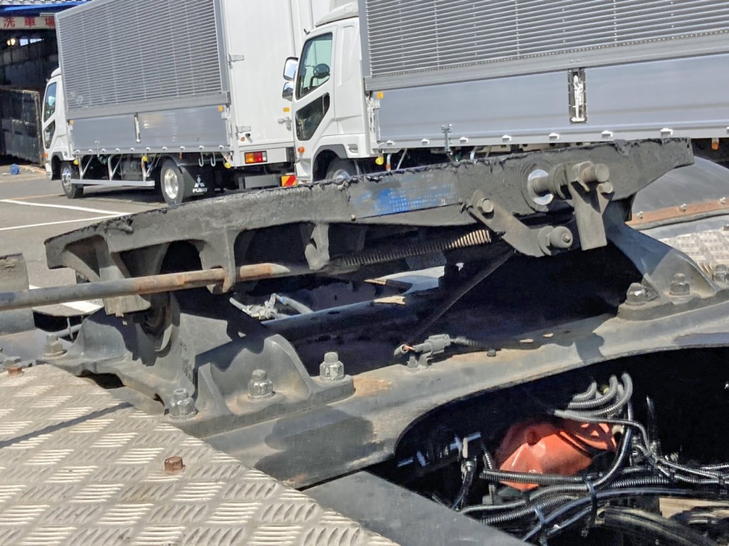 右サイドバンバーにサビが有ります|UDトラックス クオン QKG-GK6XADの写真37