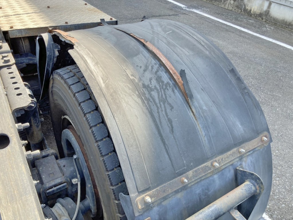 運転席側リヤフェンダーに破れがあります。|UDトラックス クオン QKG-GK6XADの写真44