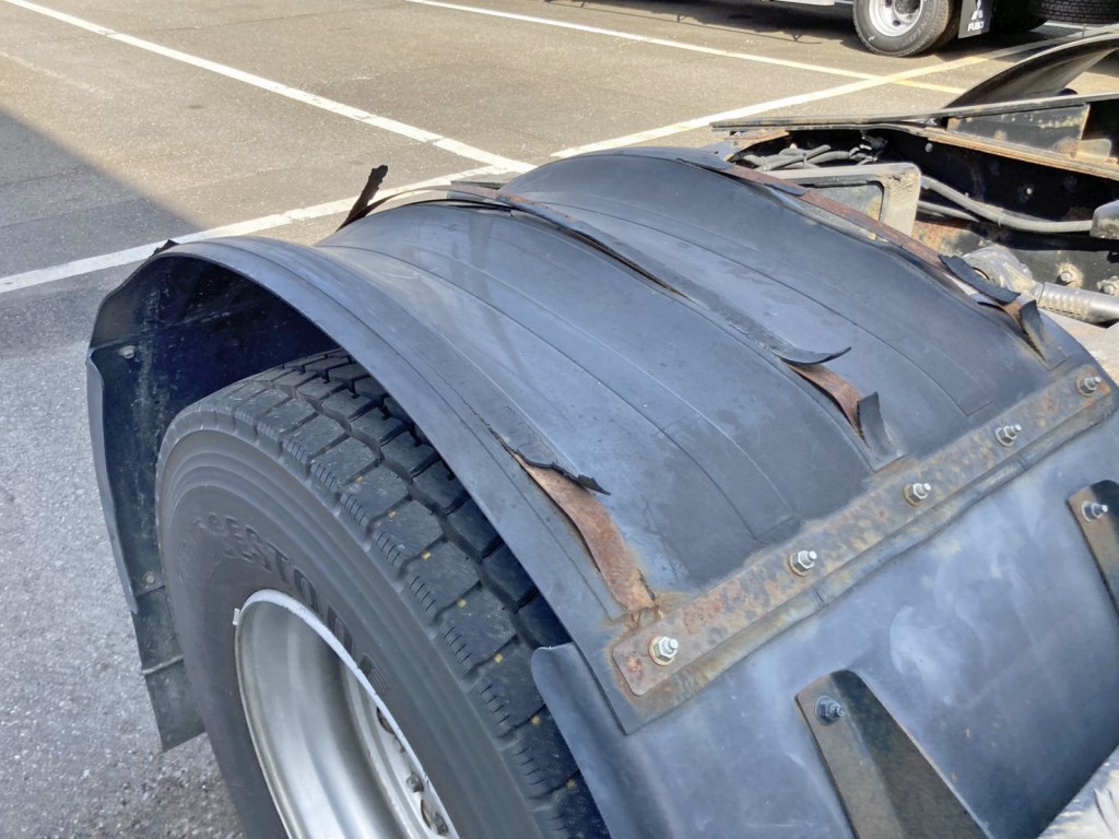 燃料タンク前側にも凹みがあります|UDトラックス クオン QKG-GK6XADの写真45