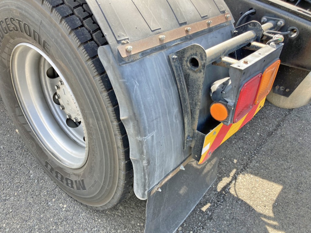 助手席側リヤフェンダー後方側面に歪みがあります。|UDトラックス クオン QKG-GK6XADの写真48