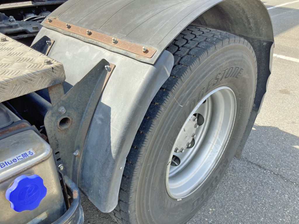 左リアフェンダーに曲りが有ります|UDトラックス クオン QKG-GK6XADの写真49