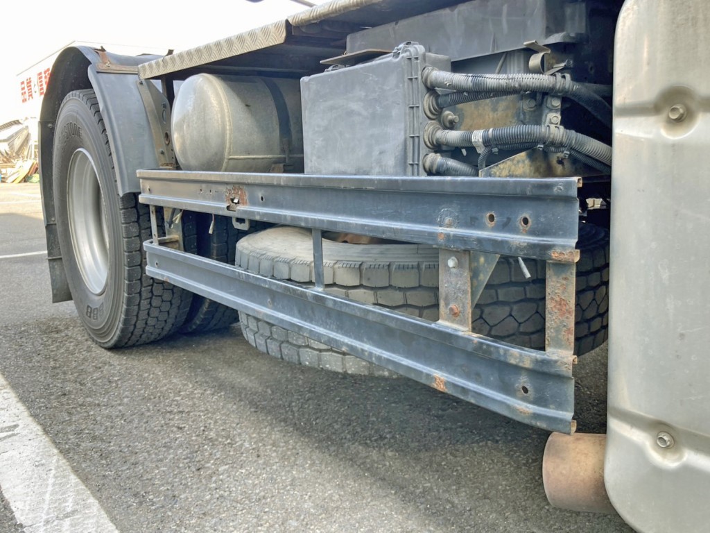 運転席内側フロントピラーに取り外し穴が有ります|UDトラックス クオン QKG-GK6XADの写真53