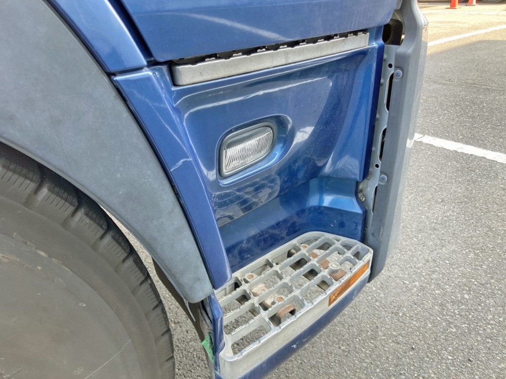 運転席側フロントフェンダーにキズがあります。|UDトラックス クオン QKG-GK6XADの写真62