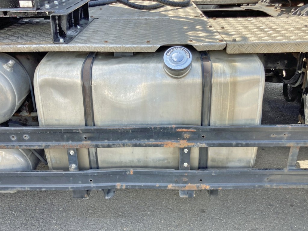 燃料タンクは400Lアルミ製です。(タンクにヘコミがあります)|UDトラックス クオン QKG-GK6XADの写真64