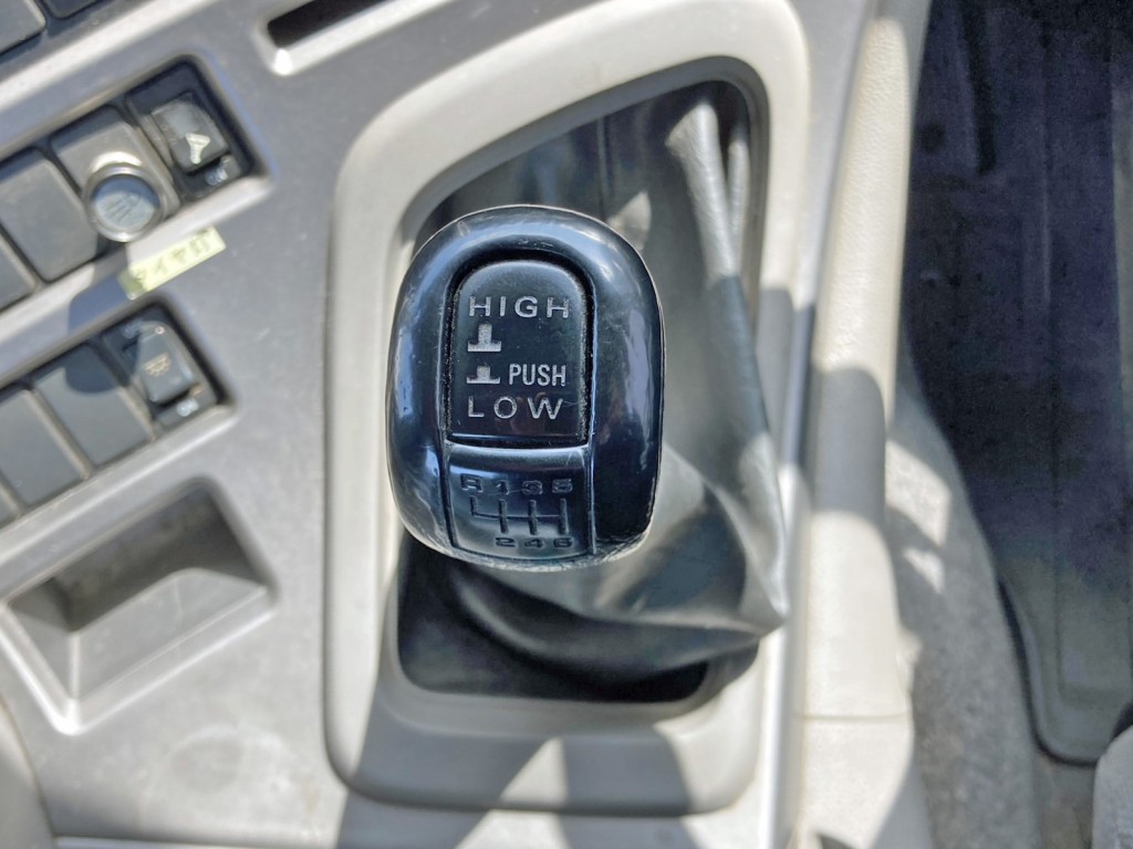 Low ⇔ High切り替えスイッチ付きのマニュアル12速です。|UDトラックス クオン QKG-GK6XADの写真72