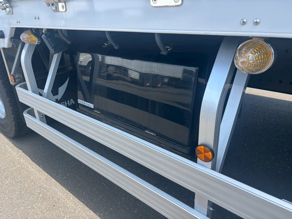 運転席側に工具箱が付いています。|日野 プロフィア 2DG-FS1AHCの写真20