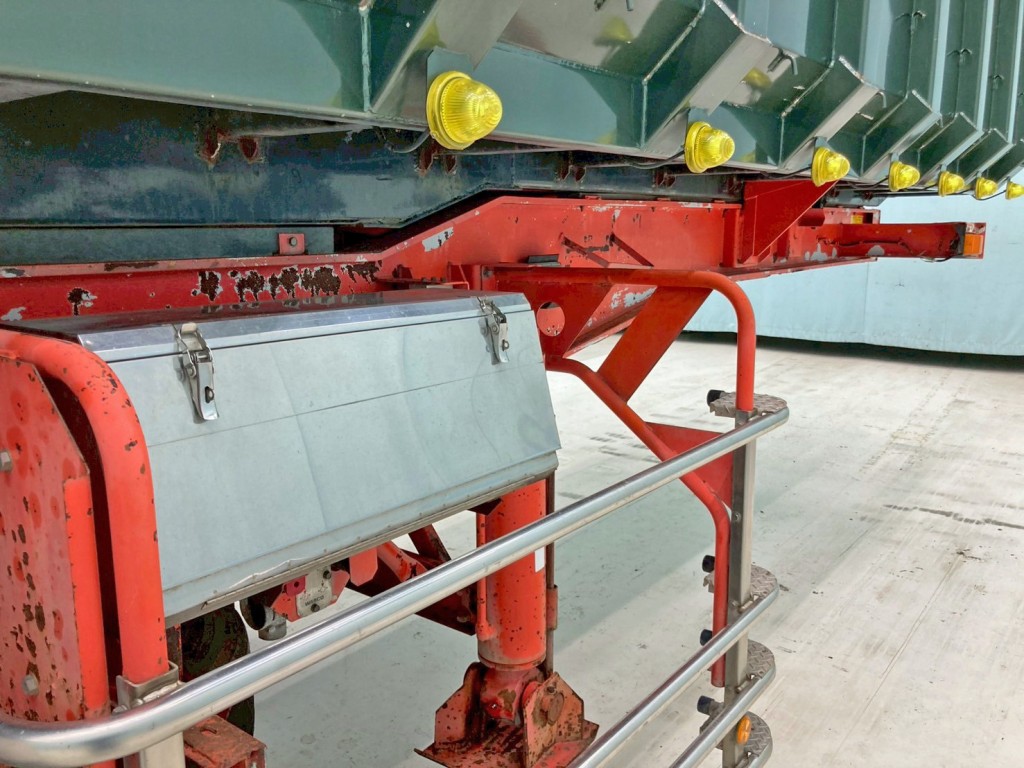 ボディー運転席側中央部にステンレス製の工具箱が付いています。|コダイラ  KDL225Cの写真22