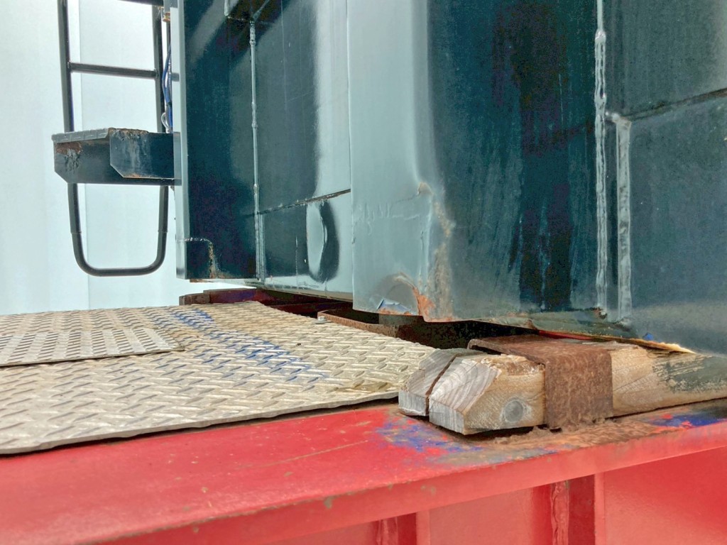 ボディー前壁の骨組み下部にヘコミがあります。|東邦  TF36H2C3改の写真37