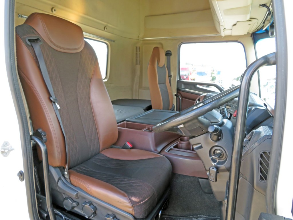 ハイルーフキャビンです。（運転席座面にヘタリ・破れがあります）|日野 プロフィア 2DG-SH1EDGGの写真6