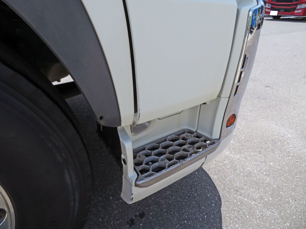 運転席側ドア下部にキズがあります。（フェンダー左右に穴あけ箇所があります）|日野 プロフィア 2DG-SH1EDGGの写真22
