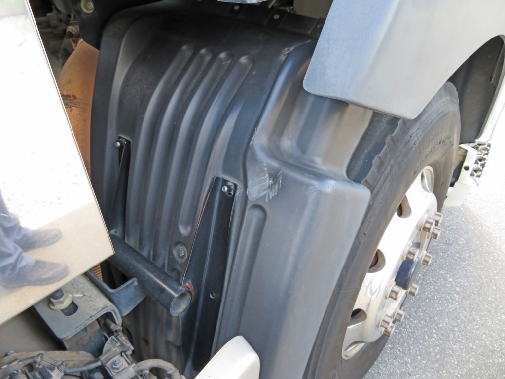 運転席側フロントフェンダー後方にキズがあります。|日野 プロフィア 2DG-SH1EDGGの写真34