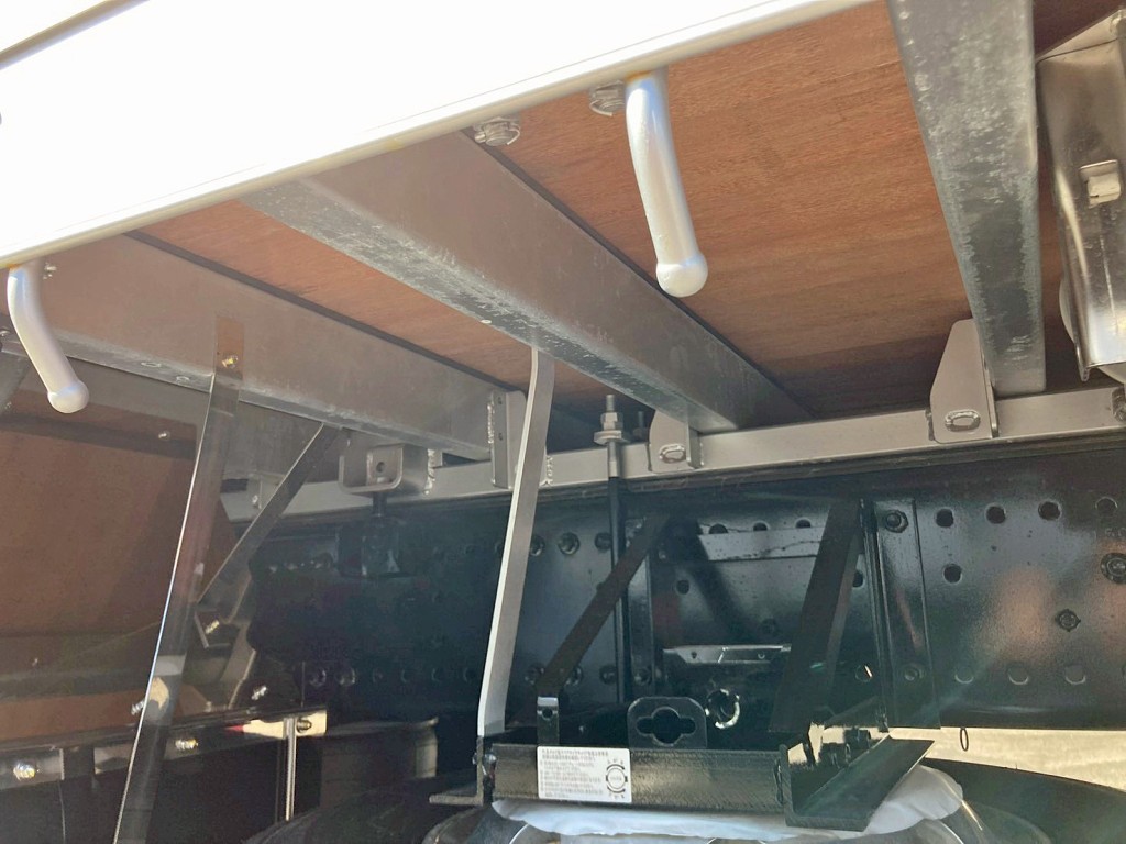 シャーシとネタの状態です。(縦ネタ・横ネタは鉄製です)|日野 プロフィア 2KG-FW1AHCの写真6