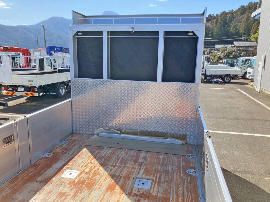 プロテクターはレバーブロック掛け付きの物入れが付いています。(下部は縞板アルミが張られています)|日野 プロフィア 2KG-FW1AHCの写真11