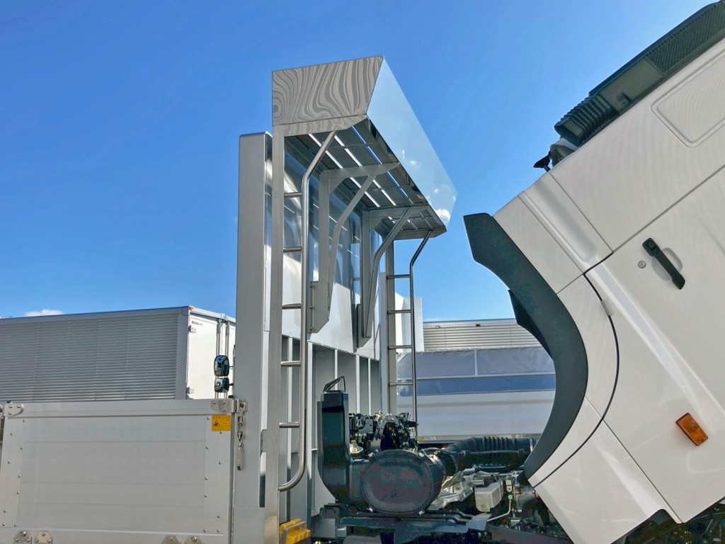 左右ハシゴ・シートデッキはステンレス製です。|日野 プロフィア 2KG-FW1AHCの写真13