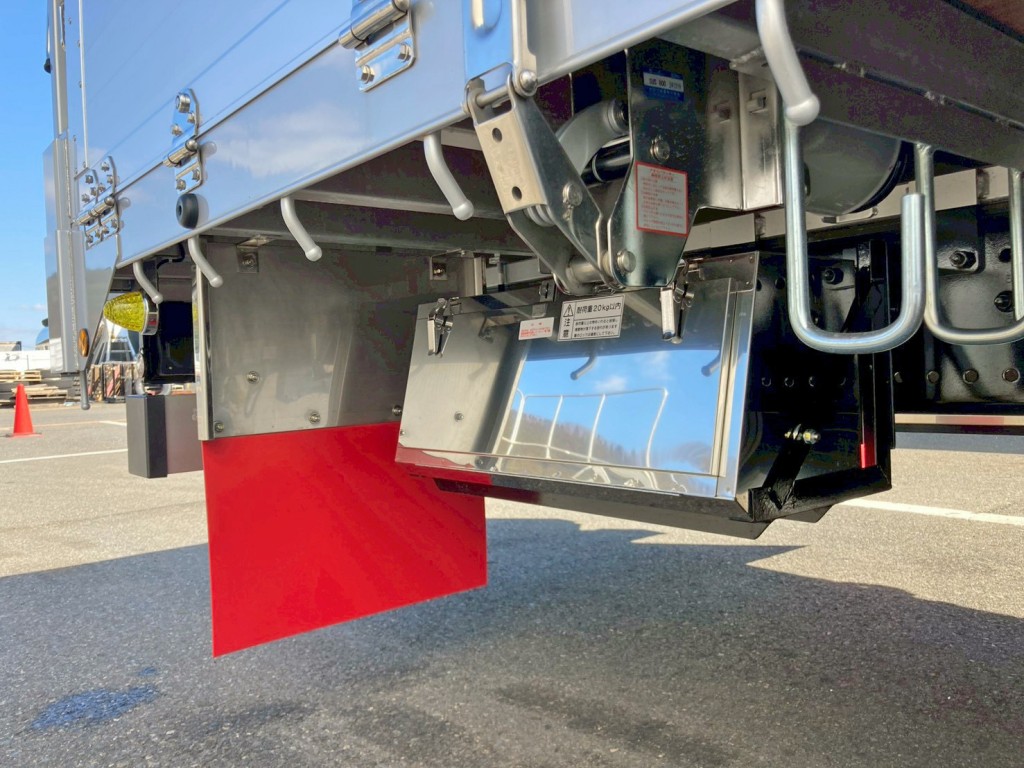 ボディー運転席側後方にステンレス製の工具箱が付いています。|日野 プロフィア 2KG-FW1AHCの写真16