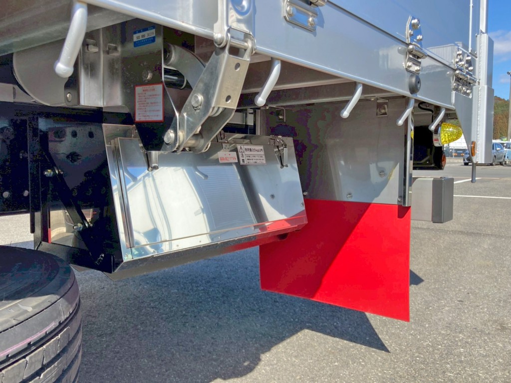 ボディー助手席側後方にステンレス製の工具箱が付いています。|日野 プロフィア 2KG-FW1AHCの写真17