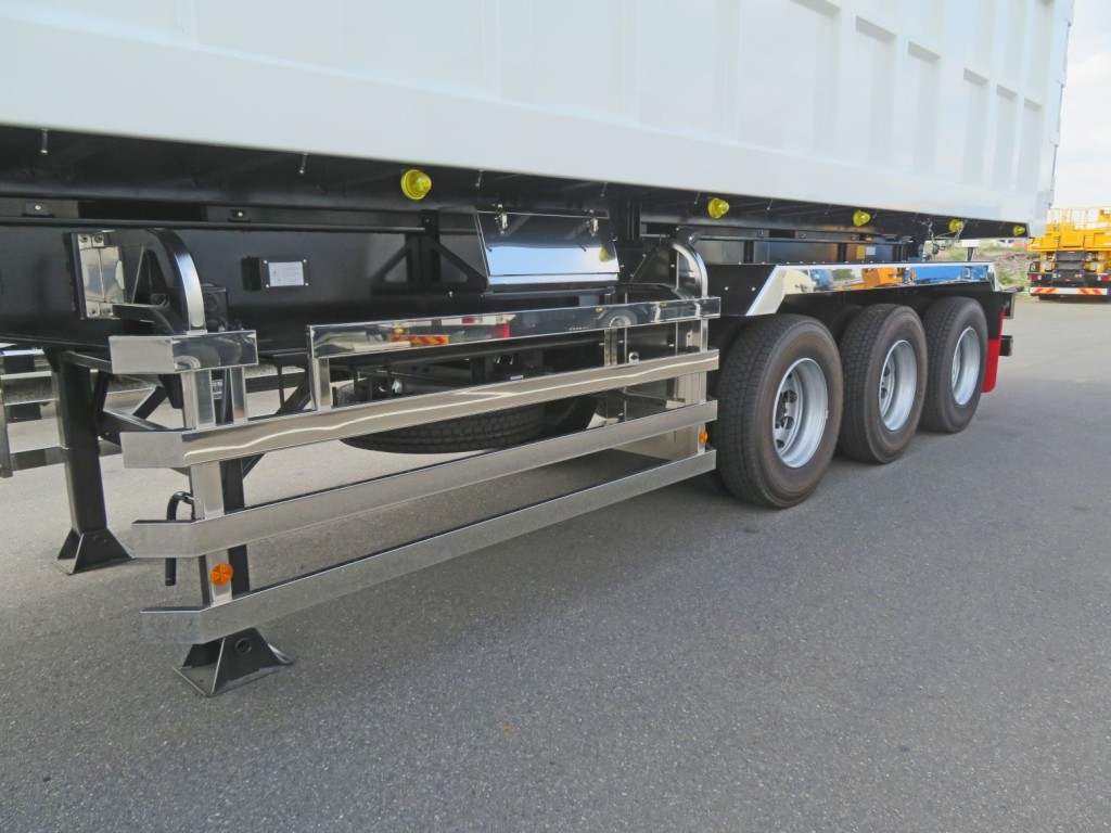 サイドバンパー・サイドバンパーステー・リアフェンダーはステンレス製です。|コダイラ KFL32改の写真16