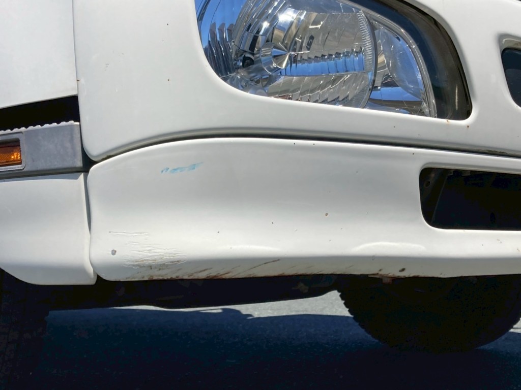 フロントバンバー右スカート部にもすり傷が有ります|日野 レンジャー TKG-FC9JKAA(2WD)の写真28