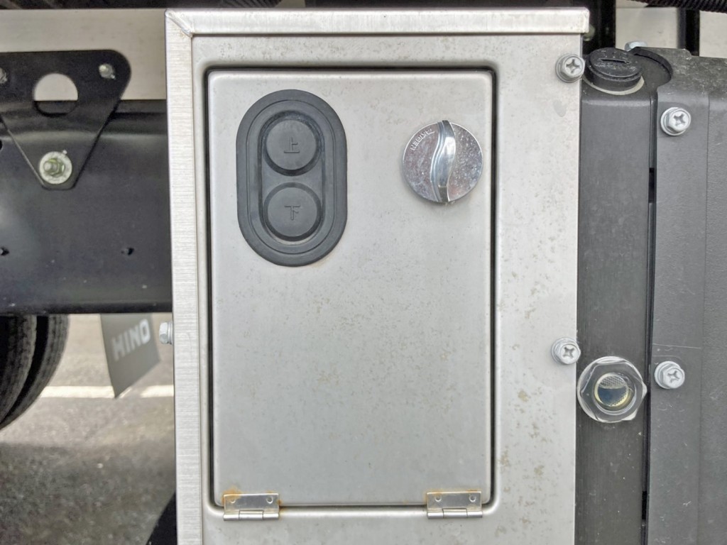 ゲートの昇降スイッチです。|日野 レンジャー 2KG-FD2ABG(2WD)の写真18